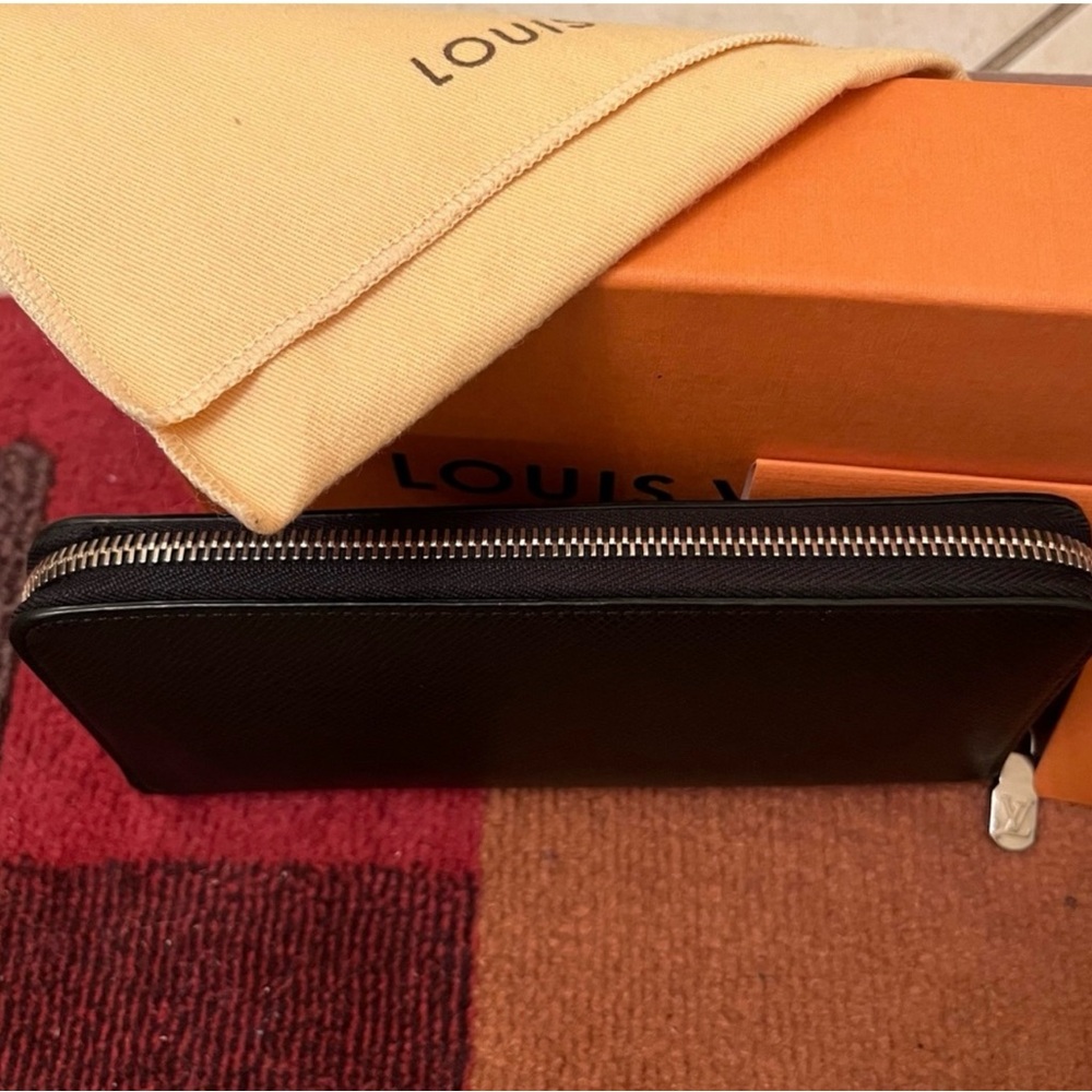 *LIKE NEW* - LOUIS VUITTON ZIPPY VERTICAL TIAGA LEATHER (BLACK) - - Picture 6 of 11